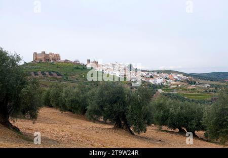 Baños de la Encina, Panoramablick. Sierra Morena, Jaén, Andalusien, Spanien. Stockfoto