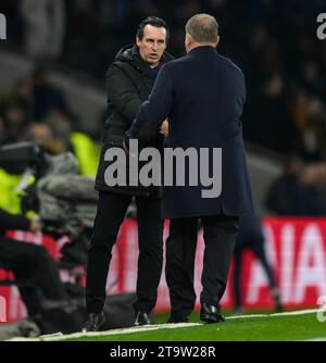 London, Großbritannien. 26. November 2023 - Tottenham Hotspur / Aston Villa - Premier League - Tottenham Hotspur Stadium. Aston Villa Head Coach Unai Emery und Ange Postecoglou schütteln sich nach dem Spiel der Premier League gegen Tottenham die Hand. Bildnachweis: Mark Pain / Alamy Live News Stockfoto