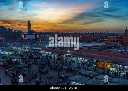 Nordafrika. Marokko. Marrakesch. Nächtliche Aktivität auf dem Jemaa el Fna Platz bei Sonnenuntergang Stockfoto