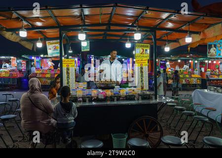 Nordafrika. Marokko. Marrakesch. Ein Stand, der gekochte Schnecken auf dem Djemaa El Fna-Platz verkauft Stockfoto