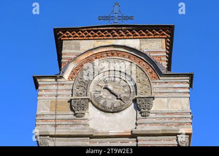 Analoges Uhrenrad am Kirchturm von Lazarica in Krusevac Serbien Stockfoto