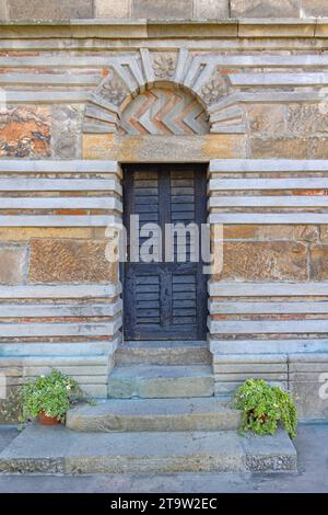 Geschlossene schwarze Tür am Lazarica Kirchturm Historisches Wahrzeichen in Krusevac Serbien Stockfoto