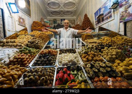 Nordafrika. Marokko. Marrakesch. Ein orientalisches Gebäckgeschäft in den Souks der Medina Stockfoto