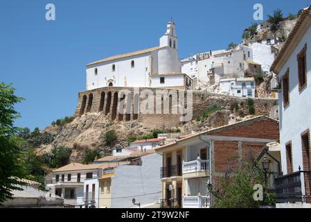 Torres, mit der Pfarrkirche Santo Domingo de Guzmán (17.. Jahrhundert). Sierra Mágina, Jaén, Andalusien, Spanien. Stockfoto