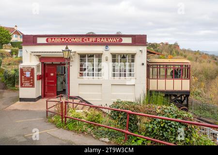 Babbacombe Cliff Railway, auch Babbacombe Cliff Lift genannt, ist eine Standseilbahn in Torquay. Stockfoto