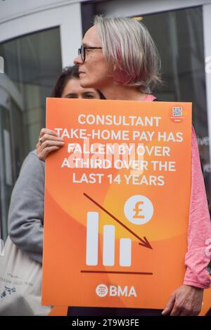 London, Großbritannien. Oktober 2023. British Medical Association (BMA) Streik vor dem Universitätskrankenhaus, während NHS-Berater ihren Streik über die Bezahlung fortsetzen. Quelle: Vuk Valcic/Alamy Stockfoto