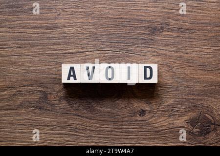 Vermeiden - Wortkonzept auf Bausteinen, Text Stockfoto