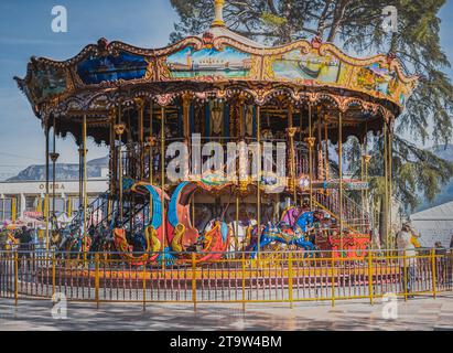 Karussell mit bunten Pferden im Vergnügungspark, Merry go round with Horse, Vintage Ride Attraction für Kinder Stockfoto