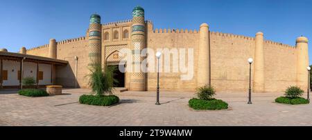 CHIWA, USBEKISTAN - 07. SEPTEMBER 2022: Panorama der Mauer des zentralen Eingangs des Besh Hovli Komplexes (Nurillabay Khan Palast, XIX Jahrhundert). Stockfoto