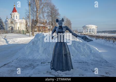 MYSCHKIN, RUSSLAND - 07. JANUAR 2023: Skulptur einer Maus, das Symbol der Stadt Myschkin. Region Jaroslawl, Russland Stockfoto