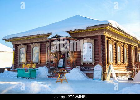 MYSCHKIN, RUSSLAND - 07. JANUAR 2023: Handwerkstatt in einem alten Holzhaus. Myschkin, Region Jaroslawl, Russland Stockfoto