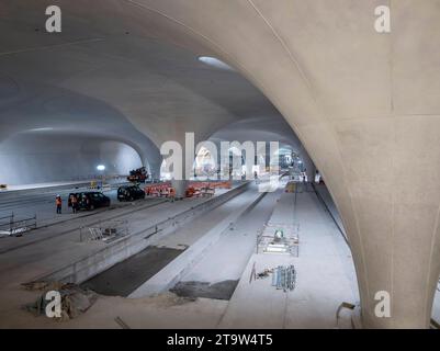 Unterirdische Kathedrale: zwei Jahre vor Inbetriebnahme sind die Rohbauarbeiten am neuen Hauptbahnhofs abgeschlossen. Das Dach des künftigen unterirdischen Durchgangsbahnhof ist geschlossen. Es wird getragen von 28 sogenannten Kelchstützen. // 27.11.2023: Stuttgart, Baden-Württemberg, Deutschland, Europa *** unterirdischer Dom zwei Jahre vor Inbetriebnahme ist der Rohbau des neuen Hauptbahnhofs fertiggestellt das Dach des zukünftigen unterirdischen Durchgangsbahnhofs ist geschlossen es wird von 28 sogenannten kelchförmigen Säulen gestützt 27 11 2023 Stuttgart, Baden Württemberg, Deutschland, Europa Stockfoto