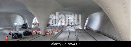 Unterirdische Kathedrale: zwei Jahre vor Inbetriebnahme sind die Rohbauarbeiten am neuen Hauptbahnhofs abgeschlossen. Das Dach des künftigen unterirdischen Durchgangsbahnhof ist geschlossen. Es wird getragen von 28 sogenannten Kelchstützen. // 27.11.2023: Stuttgart, Baden-Württemberg, Deutschland, Europa *** unterirdischer Dom zwei Jahre vor Inbetriebnahme ist der Rohbau des neuen Hauptbahnhofs fertiggestellt das Dach des zukünftigen unterirdischen Durchgangsbahnhofs ist geschlossen es wird von 28 sogenannten kelchförmigen Säulen gestützt 27 11 2023 Stuttgart, Baden Württemberg, Deutschland, Europa Stockfoto