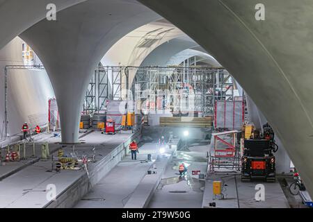 Unterirdische Kathedrale: zwei Jahre vor Inbetriebnahme sind die Rohbauarbeiten am neuen Hauptbahnhofs abgeschlossen. Das Dach des künftigen unterirdischen Durchgangsbahnhof ist geschlossen. Es wird getragen von 28 sogenannten Kelchstützen. // 27.11.2023: Stuttgart, Baden-Württemberg, Deutschland, Europa *** unterirdischer Dom zwei Jahre vor Inbetriebnahme ist der Rohbau des neuen Hauptbahnhofs fertiggestellt das Dach des zukünftigen unterirdischen Durchgangsbahnhofs ist geschlossen es wird von 28 sogenannten kelchförmigen Säulen gestützt 27 11 2023 Stuttgart, Baden Württemberg, Deutschland, Europa Stockfoto