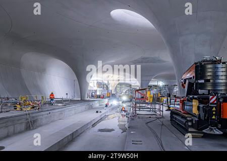 Unterirdische Kathedrale: zwei Jahre vor Inbetriebnahme sind die Rohbauarbeiten am neuen Hauptbahnhofs abgeschlossen. Das Dach des künftigen unterirdischen Durchgangsbahnhof ist geschlossen. Es wird getragen von 28 sogenannten Kelchstützen. // 27.11.2023: Stuttgart, Baden-Württemberg, Deutschland, Europa *** unterirdischer Dom zwei Jahre vor Inbetriebnahme ist der Rohbau des neuen Hauptbahnhofs fertiggestellt das Dach des zukünftigen unterirdischen Durchgangsbahnhofs ist geschlossen es wird von 28 sogenannten kelchförmigen Säulen gestützt 27 11 2023 Stuttgart, Baden Württemberg, Deutschland, Europa Stockfoto