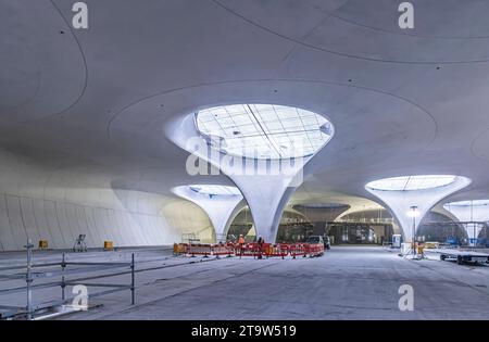 Unterirdische Kathedrale: zwei Jahre vor Inbetriebnahme sind die Rohbauarbeiten am neuen Hauptbahnhofs abgeschlossen. Das Dach des künftigen unterirdischen Durchgangsbahnhof ist geschlossen. Es wird getragen von 28 sogenannten Kelchstützen. // 27.11.2023: Stuttgart, Baden-Württemberg, Deutschland, Europa *** unterirdischer Dom zwei Jahre vor Inbetriebnahme ist der Rohbau des neuen Hauptbahnhofs fertiggestellt das Dach des zukünftigen unterirdischen Durchgangsbahnhofs ist geschlossen es wird von 28 sogenannten kelchförmigen Säulen gestützt 27 11 2023 Stuttgart, Baden Württemberg, Deutschland, Europa Stockfoto