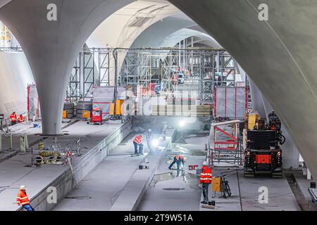Unterirdische Kathedrale: zwei Jahre vor Inbetriebnahme sind die Rohbauarbeiten am neuen Hauptbahnhofs abgeschlossen. Das Dach des künftigen unterirdischen Durchgangsbahnhof ist geschlossen. Es wird getragen von 28 sogenannten Kelchstützen. // 27.11.2023: Stuttgart, Baden-Württemberg, Deutschland, Europa *** unterirdischer Dom zwei Jahre vor Inbetriebnahme ist der Rohbau des neuen Hauptbahnhofs fertiggestellt das Dach des zukünftigen unterirdischen Durchgangsbahnhofs ist geschlossen es wird von 28 sogenannten kelchförmigen Säulen gestützt 27 11 2023 Stuttgart, Baden Württemberg, Deutschland, Europa Stockfoto
