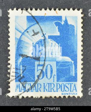 Gestempelte Briefmarke, gedruckt von Ungarn, auf der die Krone des Heiligen abgebildet ist Stephen, ca. 1943. Stockfoto