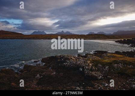 Achnahaird Bay in Ross and Cromarty und die Berge von Assynt in Sutherland, North West Coast Scotland, UK Stockfoto