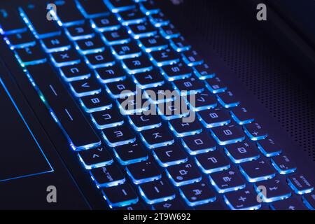 Ansicht von oben auf der Notebook-Tastatur mit dunkelblauer Helltönung Stockfoto