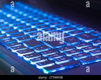 Nahaufnahme der pc-Tastatur mit blauer Lichttönung Stockfoto