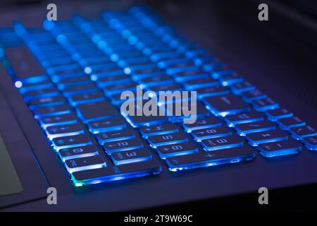 Nahaufnahme der Notebook-Tastatur mit Blaulicht, neue Technologie Stockfoto