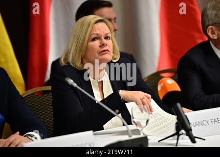 Szeged, Ungarn. November 2023. Nancy Faeser (SPD), Bundesministerin des Innern und Innern, nimmt an einer Pressekonferenz Teil. In der Nähe der Grenze zu Serbien erörtern die Innenminister die Begrenzung der irregulären Migration, die Bekämpfung des Menschenschmuggels und den Grenzschutz. Quelle: Marton Monus/dpa/Alamy Live News Stockfoto