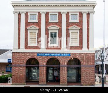 Newport, Rhode Island, USA - 2. Juli 2021: Ein rotes Backsteingebäude mit einem blauen Schild auf der Vorderseite ist das Museum of Newport History. Stockfoto