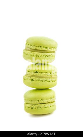 Gestapelter grüner Kuchen Macaron isoliert auf weißem Hintergrund, Makkaron süß und buntes Dessert Stockfoto