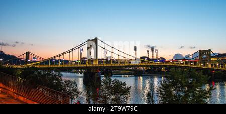 Eine Brücke über den Allegheny River in Pittsburgh mit einem Baseballstadion im Hintergrund. Stockfoto