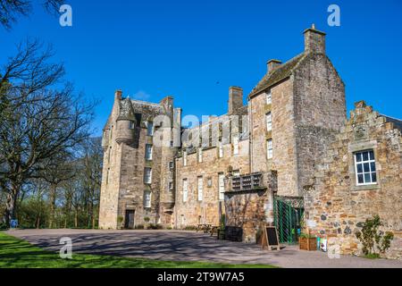 Kellie Castle, ein schönes Beispiel für die häusliche Architektur des schottischen Baronials, liegt etwas außerhalb des Dorfes Arncroach im East Neuk of Fife, Schottland, Großbritannien Stockfoto