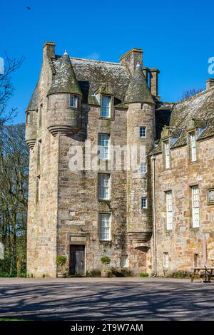 Kellie Castle, ein schönes Beispiel für die häusliche Architektur des schottischen Baronials, liegt etwas außerhalb des Dorfes Arncroach im East Neuk of Fife, Schottland, Großbritannien Stockfoto