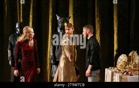 l-r: Vanessa Kirby (Königin Isabella), John Heffernan (König Edward II), Kyle Soller (Piers Gaveston) in EDWARD II von Christopher Marlowe im Olivier Theatre, National Theatre (NT), London SE1 04/09/2013 Set-Design: Lizzie Clachan Kostüme: Alex Lowde Beleuchtung: James Farncombe Regisseur: Joe Hill-Gibons Stockfoto