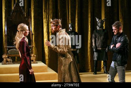 l-r: Vanessa Kirby (Königin Isabella), John Heffernan (König Edward II), Kyle Soller (Piers Gaveston) mit Hunden in EDWARD II von Christopher Marlowe im Olivier Theatre, National Theatre (NT), London SE1 04/09/2013 Set-Design: Lizzie Clachan Kostüme: Alex Lowde Beleuchtung: James Farncombe Regisseur: Joe Hill-Gibons Stockfoto