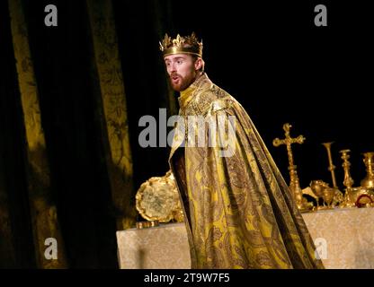 John Heffernan (Edward II) in EDWARD II von Christopher Marlowe am Olivier Theatre, National Theatre (NT), London SE1 04/09/2013 Bühnenbild: Lizzie Clachan Kostüme: Alex Lowde Beleuchtung: James Farncombe Regisseur: Joe Hill-Gibbons Stockfoto