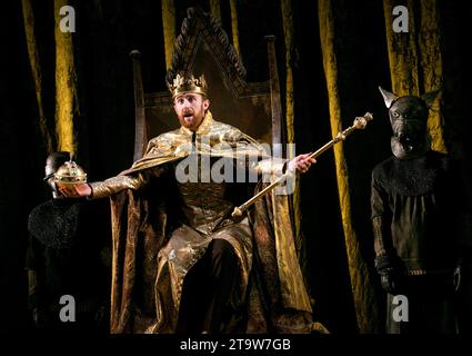 John Heffernan (Edward II) in EDWARD II von Christopher Marlowe am Olivier Theatre, National Theatre (NT), London SE1 04/09/2013 Bühnenbild: Lizzie Clachan Kostüme: Alex Lowde Beleuchtung: James Farncombe Regisseur: Joe Hill-Gibbons Stockfoto