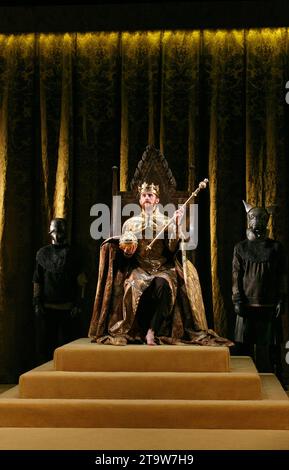 John Heffernan (Edward II) in EDWARD II von Christopher Marlowe am Olivier Theatre, National Theatre (NT), London SE1 04/09/2013 Bühnenbild: Lizzie Clachan Kostüme: Alex Lowde Beleuchtung: James Farncombe Regisseur: Joe Hill-Gibbons Stockfoto