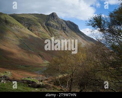 Langdale Pikes, einschließlich Pike of Stickle, von Rossett Gill im Lake District National Park, Cumbria aus gesehen Stockfoto