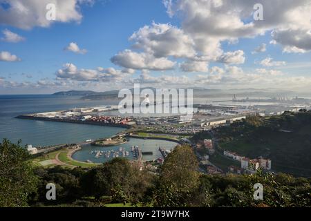 Blick auf den Hafen von Bilbao bei Sonnenaufgang Stockfoto