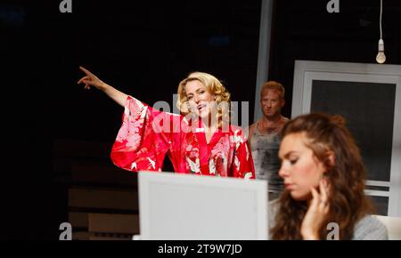 l-r: Gillian Anderson (Blanche DuBois), Ben Foster (Stanley Kowalski – hinten), Vanessa Kirby (Stella Kowalski) in Einer STRASSENBAHN NAMENS DESIRE von Tennessee Williams im Young Vic, London SE1 28/07/2014 Set Design: Magda Willi Kostüme: Victoria Behr Beleuchtung: Jon Clark Regie: Benedict Andrews Stockfoto