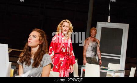 l-r: Vanessa Kirby (Stella Kowalski), Gillian Anderson (Blanche DuBois), Ben Foster (Stanley Kowalski) in Einer STRASSENBAHN NAMENS DESIRE von Tennessee Williams im Young Vic, London SE1 28/07/2014 Set-Design: Magda Willi Kostüme: Victoria Behr Beleuchtung: Jon Clark Regie: Benedict Andrews Stockfoto