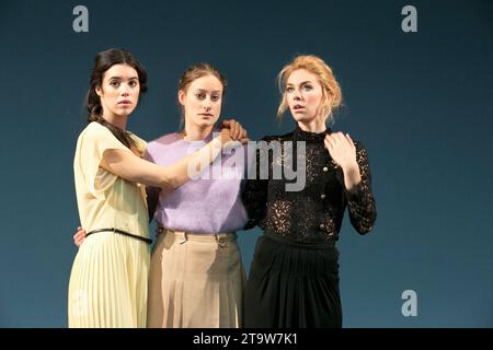 l-r: Gala Gordon (Irina), Mariah Gale (Olga), Vanessa Kirby (Mascha) in DREI SCHWESTERN von Tschechow im Young Vic, London SE1 13/09/2012 in einer Version von Benedict Andrews Set-Design: Johannes Schutz Kostüme: Victoria Behr Beleuchtung: James Farncombe Regisseur: Benedict Andrews Stockfoto