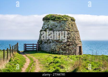 Dovecot durch die Ruinen von Newark Castle in der Nähe von St Monans im East Neuk von Fife, Schottland, Großbritannien Stockfoto