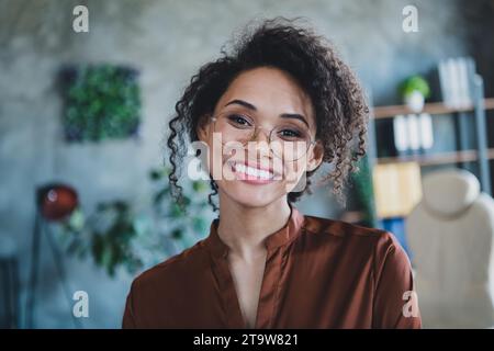 Porträt einer wunderbaren positiven erfolgreichen Rekrutiererin, die ein Lächeln bestrahlt, Loft Innenraum Business Center Büro innen Stockfoto