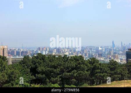 Blick auf die wunderschöne Stadt Baku vom Berg. Stockfoto