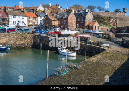 Hummertöpfe und Angelausrüstung am Ufer des malerischen Fischerdorfes Crail in East Neuk of Fife, Schottland, Großbritannien Stockfoto