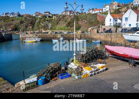 Hummertöpfe und Angelausrüstung am Ufer des malerischen Fischerdorfes Crail in East Neuk of Fife, Schottland, Großbritannien Stockfoto