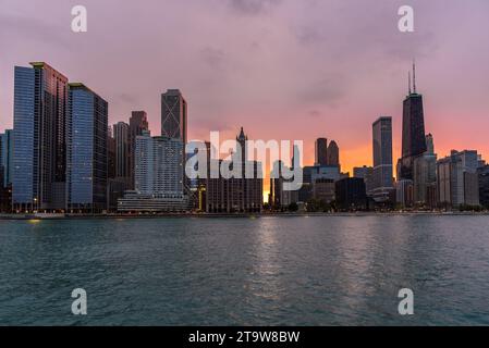 Blick auf die Skyline von Chicago unter bewölktem Himmel bei Sonnenuntergang Stockfoto