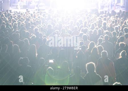 Glückliche Leute, die die Auftritte einer beliebten Band genießen Stockfoto