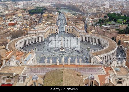 ROM, VATIKAN - 9. MÄRZ 2023: Dies ist ein Blick auf St. Peter's Square und Reconciliation Avenue von der Höhe der St. Petersdom. Stockfoto